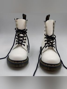 Dr Marten 1460 White sz 7 in womens